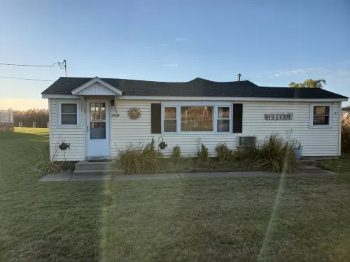 Charming 2-bedroom cottage with WiFi, AC on a peaceful Harsens Island canal.