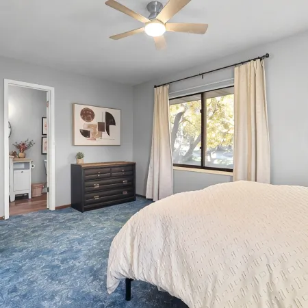 Spacious 6-Bed 3-Bath Retreat Next to park—ideal for Family & Group Getaways