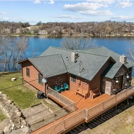 5Br Lakefront Home on Lake Louisa: Sauna, Screen Porch, Patio, Fireplace