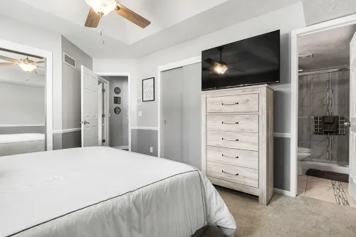 Spacious 4-bedroom house in the heart of West Omaha close to EVERYTHING - Boutique