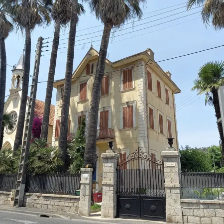 2 rooms in the town center, equipped, tourist port, beaches, shops, private car parks.