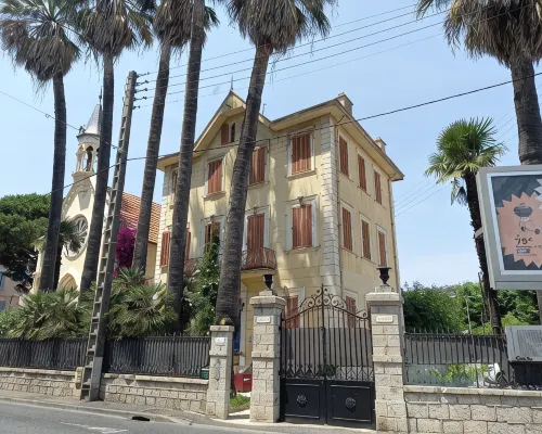 2 rooms in the town center, equipped, tourist port, beaches, shops, private car parks. Hotels in Vallauris