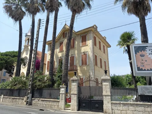 2 rooms in the town center, equipped, tourist port, beaches, shops, private car parks.