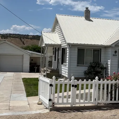 Experience Helper Charm - Spacious 4-Bedroom Retreat