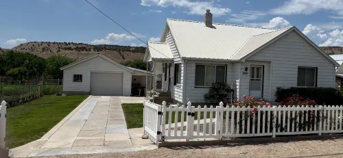 Experience Helper Charm - Spacious 4-Bedroom Retreat - 3-Star