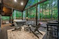 New Sexy Red Room - Outdoor Movie - Spa - Sauna - 4-Star
