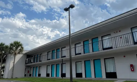 Clarion Inn & Suites Kissimmee-Lake Buena Vista South