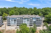 Lakefront Condo With 2 Pools, Courts, Trails & Patios at 12mm - Alojamientos