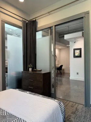 Upscale Condo with Private Entry! Walk to Downtown Restaurants & Shops! - 4 stjerner