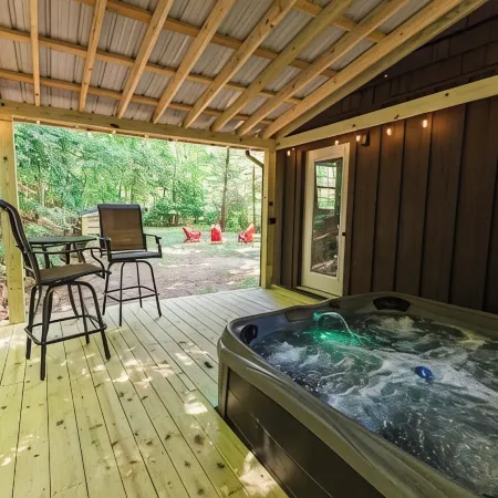 Creek side Log Cabin with hot tub in White Sulphur Springs WV