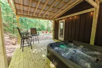 Creek side Log Cabin with hot tub in White Sulphur Springs WV