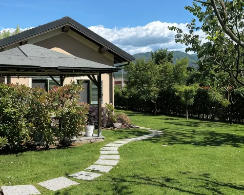 MANDOLATA - cottage with garden, shared pool, private veranda Hotels in Gallicano