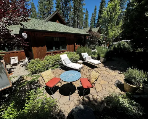 Walk to Downtown Graeagle, Mill Pond & Pickleball from the Graeagle Tree House Hotels in Plumas County
