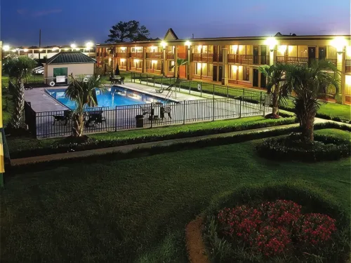 Days Inn & Suites by Wyndham Jennings - 3-Sterne
