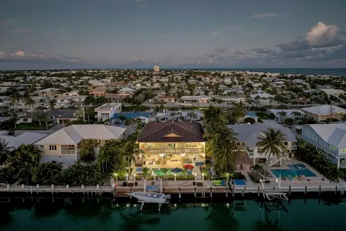 Elev • 5Br/8BA • Game Room • 75’ Deep Canal Dock • Ice Maker • Kayaks • Bikes - Wifi
