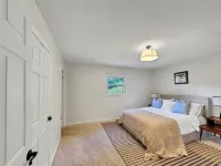 3-BR 8 Guests Modern Ranch on 1/2 acre