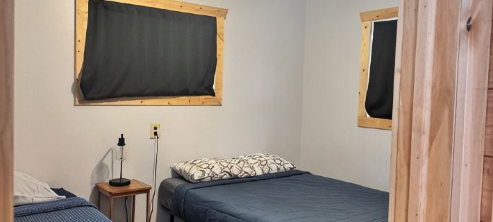 Charming 2-bedroom cottage with WiFi, AC on quiet lake on trails with kayaks. Hotels in Washburn County