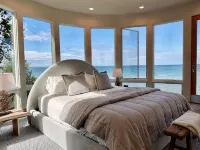 Stunning Lakefront Retreat with Private Beach, sleeps 12 people! Hotels in 