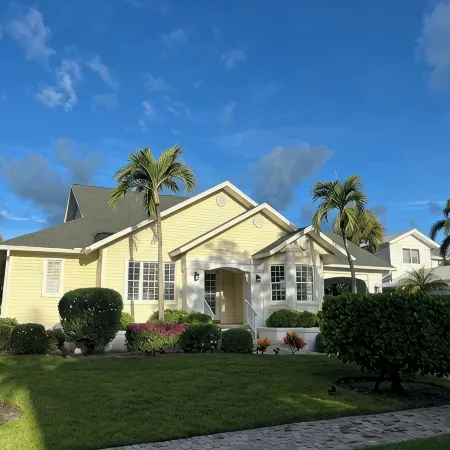 New on VRBOHouse in the heart of Olde Naples. Walk to beach, 5 Ave and Cambier!
