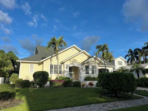 New on VRBOHouse in the heart of Olde Naples. Walk to beach, 5 Ave and Cambier! - บังกะโล