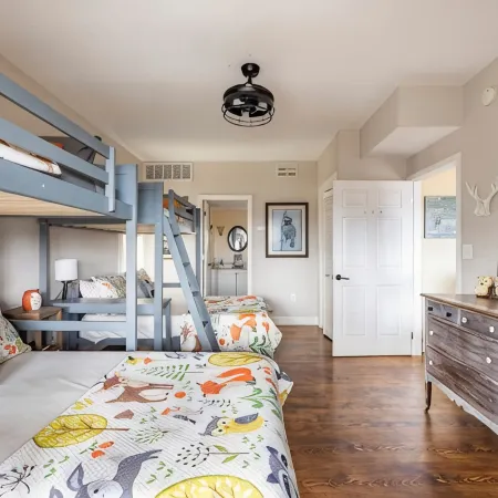 Red Rooster Retreat,Hot Tub+game area+firepit & LRG deck w/amazing Mountain View