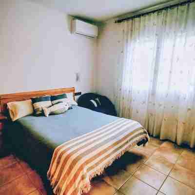 House in a quiet area with views of the old town of Pals Rooms