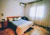House in a quiet area with views of the old town of Pals