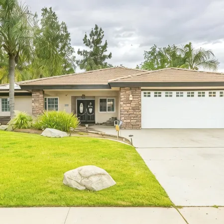 Spacious 3-bedroom house with pool in a peaceful area in Bakersfield.