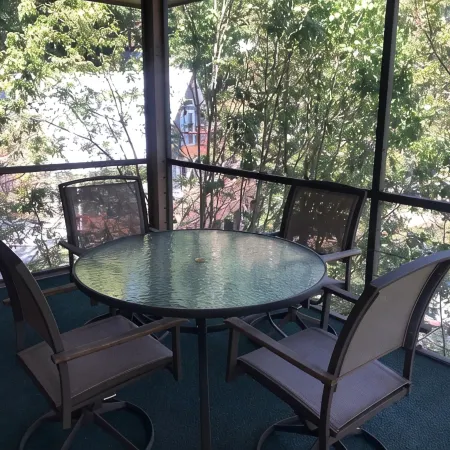 Charming WeeHaus with WiFi and AC at Lake Santeetlah close to Tail of the Dragon