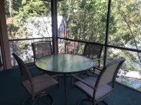 Charming WeeHaus with WiFi and AC at Lake Santeetlah close to Tail of the Dragon