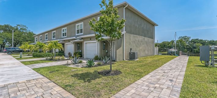 Waterfront 2-bdrm townhome with WiFi, AC, walking distance to EGAD food & shops Hotels in Melbourne