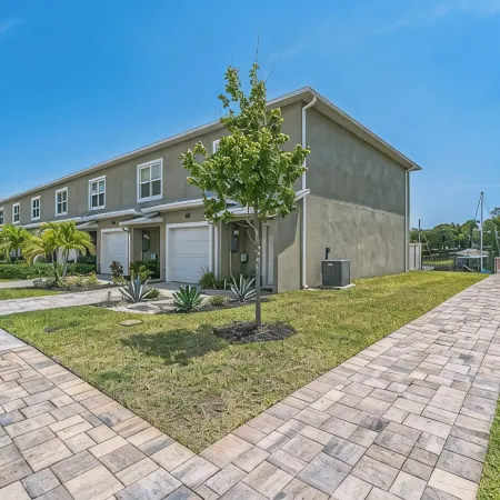 Waterfront 2-bdrm townhome with WiFi, AC, walking distance to EGAD food & shops