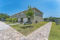 Waterfront 2-bdrm townhome with WiFi, AC, walking distance to EGAD food & shops