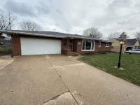 Charming 3-bedroom house with WiFi, AC in lovely Green Bay- close to Lambeau