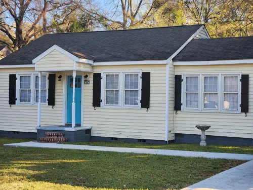 Charming 2-bedroom cottage close to I26 and I95; 1 hr from Charleston