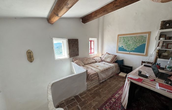 A typical sheepfold between Ventoux and Luberon