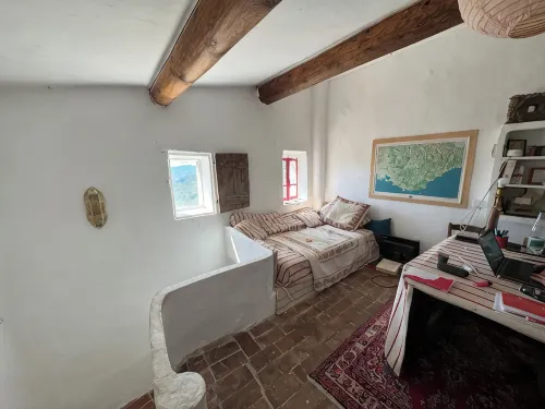 A typical sheepfold between Ventoux and Luberon - Homestays