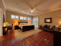 Crescent House - Tranquil Downtown Home