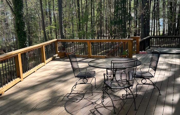 Cozy Kerr Lake waterfront home with private boat dock.