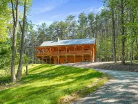 Secluded 6-bedroom Log Cabin Nestled in the Pines Hôtels à : Marion Township