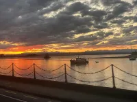 Magic Sunsets & Waterfront Views Apartment - chambre d’hôtes