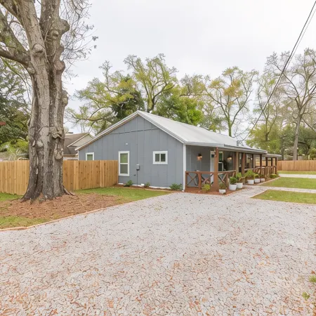 Cozy Duplex Retreat - Beaches, Hospital, Dining