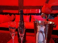 LOVE ROOM Red and black Hotels in Barr