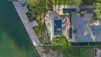 Waterfront Home- 2 Pools, Waterslide, huge boat dock and perfect layout!! - Uima-altaat