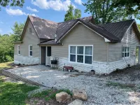 Nana's House located in the MO Ozarks close to many rivers for floating. - Homestays