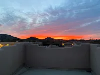Phoenix Desert Retreat-Family-friendly, 3 beds, Pool, AC, and WIFI - Gym