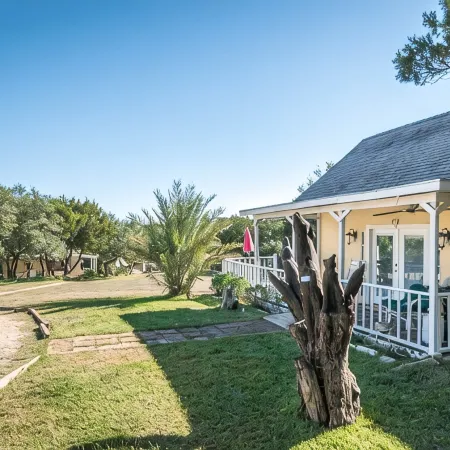 Romantic Getaway Cottage with Hot Tub and Resort Amenities