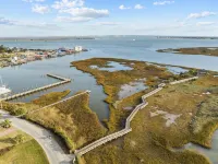 Waterfront Retreat walkable to the best shops, restaurants, & charm of Southport - Homestays