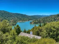 Charming Lake House Retreat with Spectacular Breathtaking Views! Hoteles en Crestline