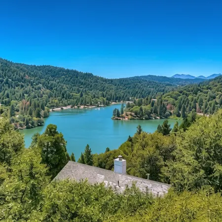 Charming Lake House Retreat with Spectacular Breathtaking Views!